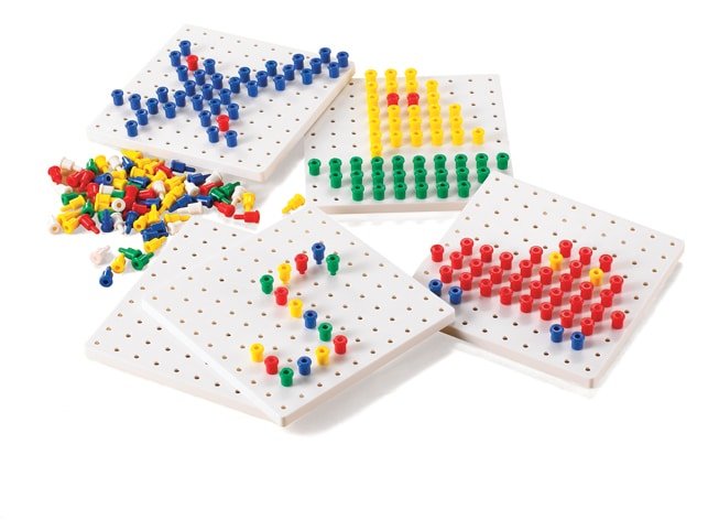 Square Peg Board 100 holes 20cmx20cm 200 pegs for maths learning and games 3D 